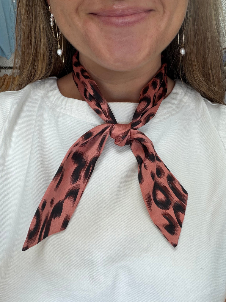LIGHT LEOPARD PRINT SATIN SCARF