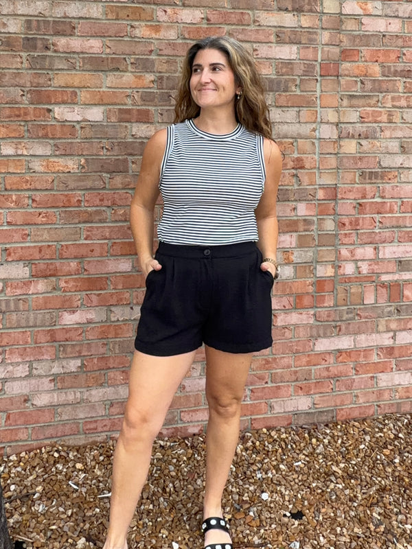 BLACK SHORTS WITH PLEATS