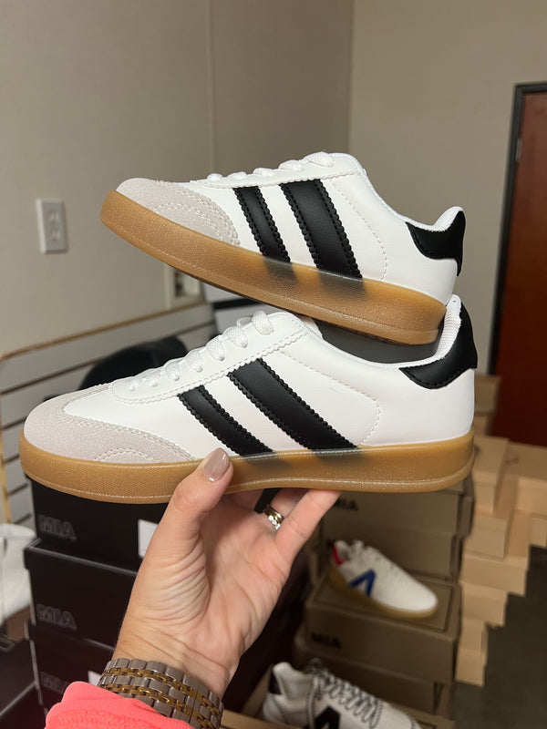 KIDS BLACK STRIPE SNEAKER