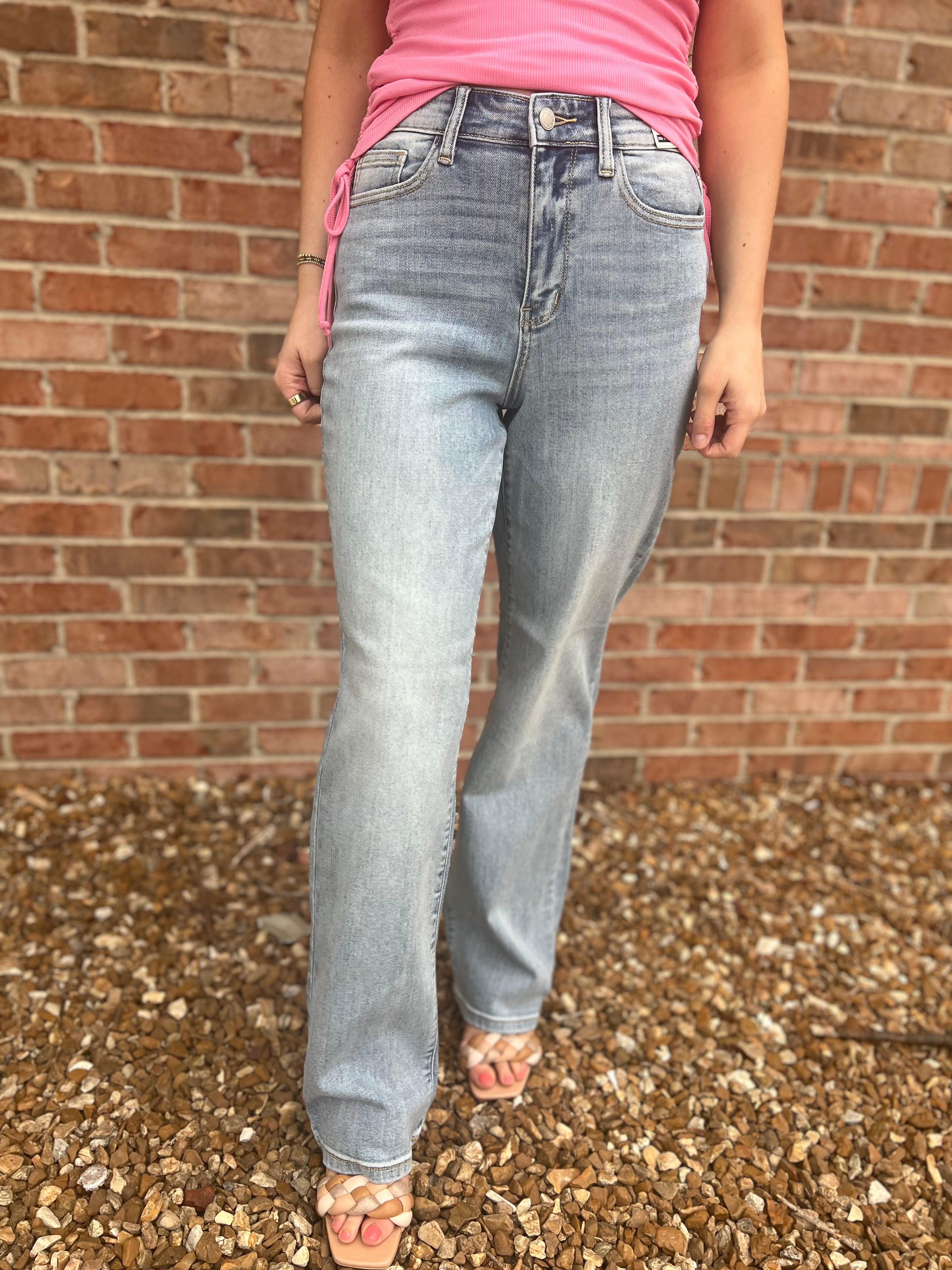 LIGHTWASH STRAIGHT LEG JEAN