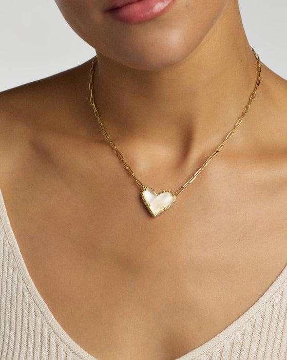 KENDRA SCOTT: ARI HEART STATEMENT NECKLACE