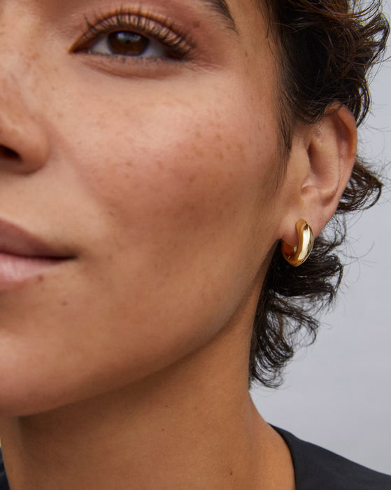 KENDRA SCOTT: MIKKI METAL HUGGIE HOOP