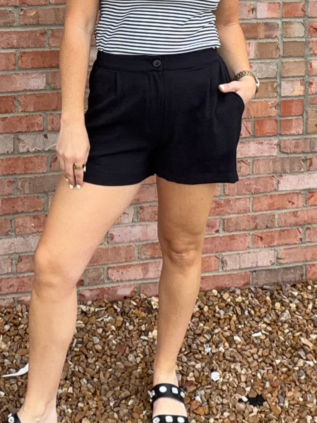 BLACK SHORTS WITH PLEATS