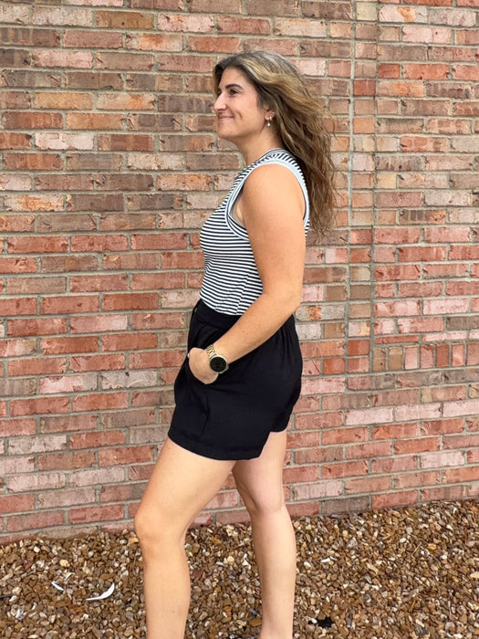 BLACK SHORTS WITH PLEATS