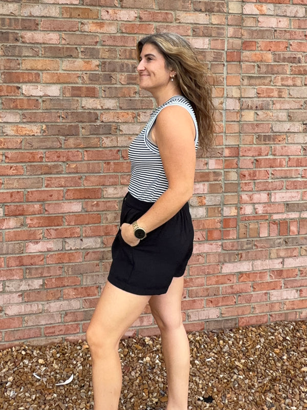 BLACK SHORTS WITH PLEATS