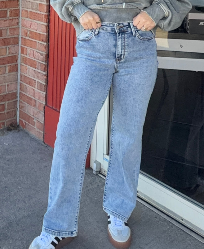 STONE WASH STRAIGHT LEG JEAN