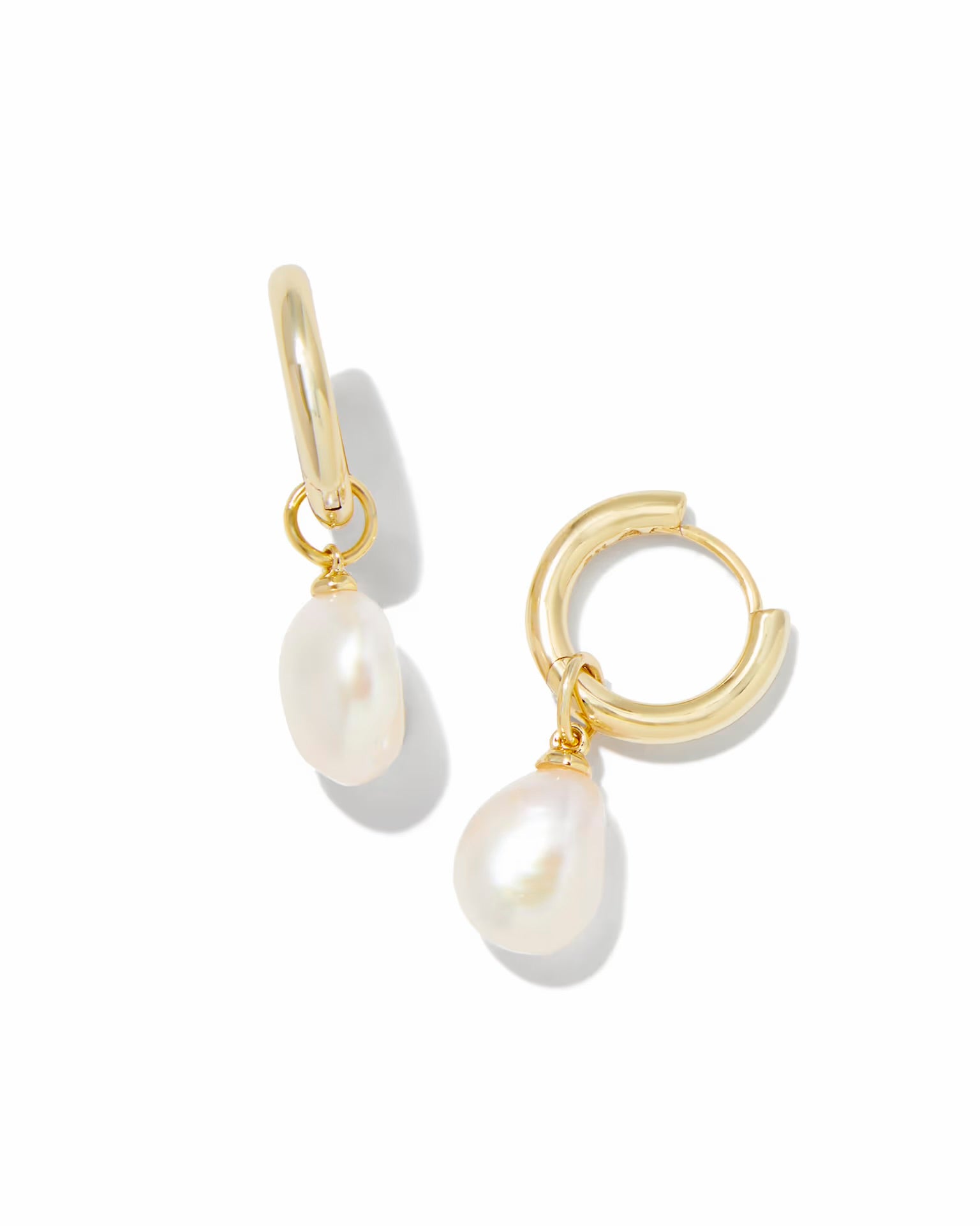 KENDRA SCOTT: WILLA PEARL HUGGIE HOOP EARRINGS