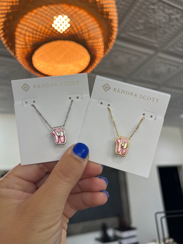 KENDRA SCOTT: SPORT PENDANT NECKLACE