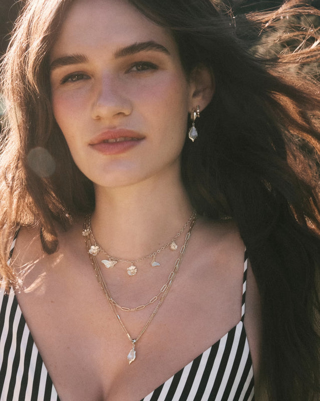 KENDRA SCOTT: ADRIANA SCALLOPED FRAME HUGGIE HOOP