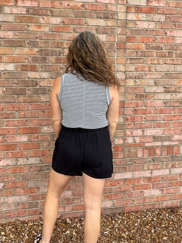 BLACK SHORTS WITH PLEATS