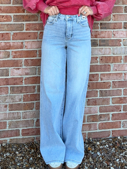 WIDE LEG LIGHTWASH JEANS
