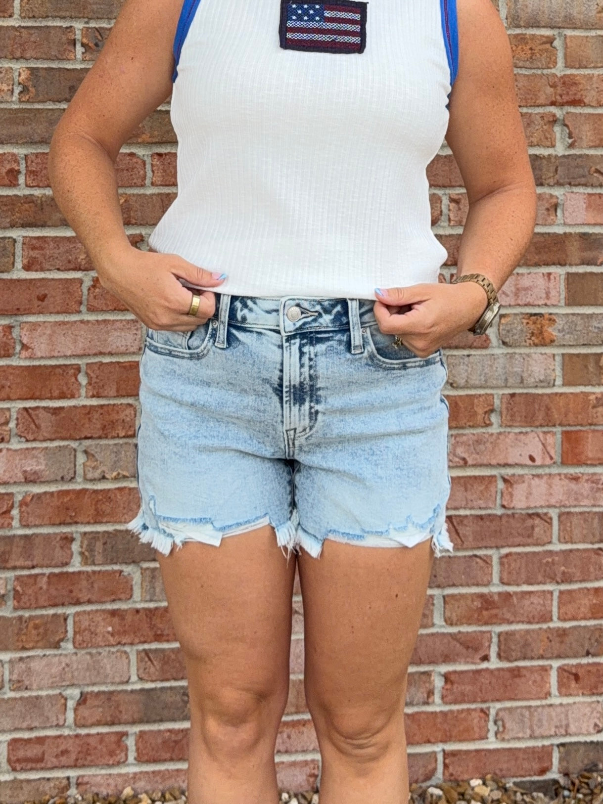 DISTRESSED HEM LIGHTWASH SHORTS