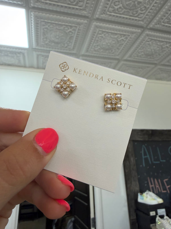 KENDRA SCOTT: DIRA PEARL STUD EARRINGS