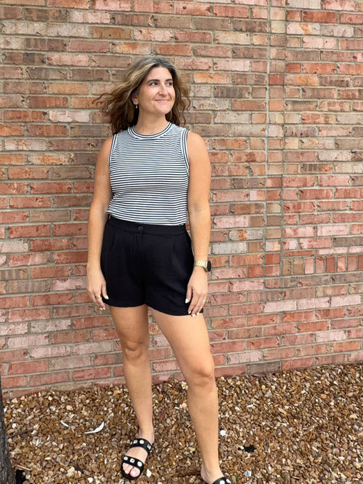 BLACK SHORTS WITH PLEATS