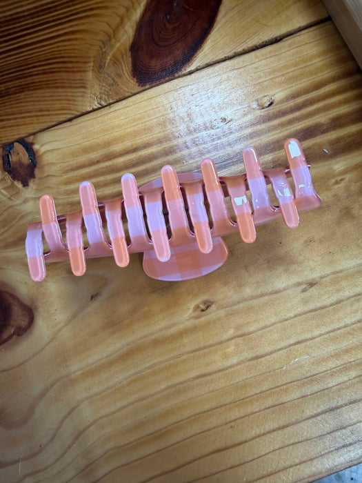 PEACHY CHECKERED CLAW CLIP