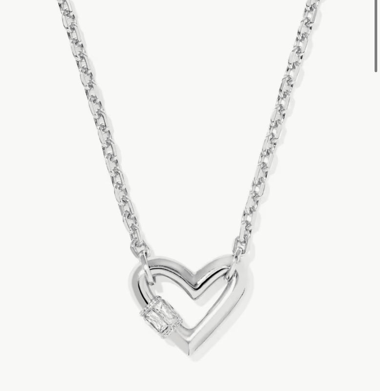 KENDRA SCOTT: EMERY HEART PENDANT NECKLACE