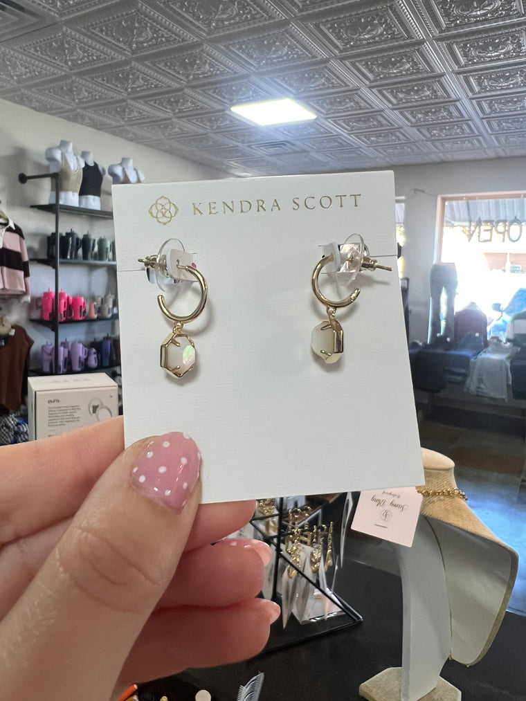 KENDRA SCOTT: TOMON HUGGIE EARRING
