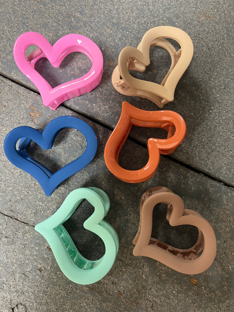 OPEN HEART CLAW CLIP