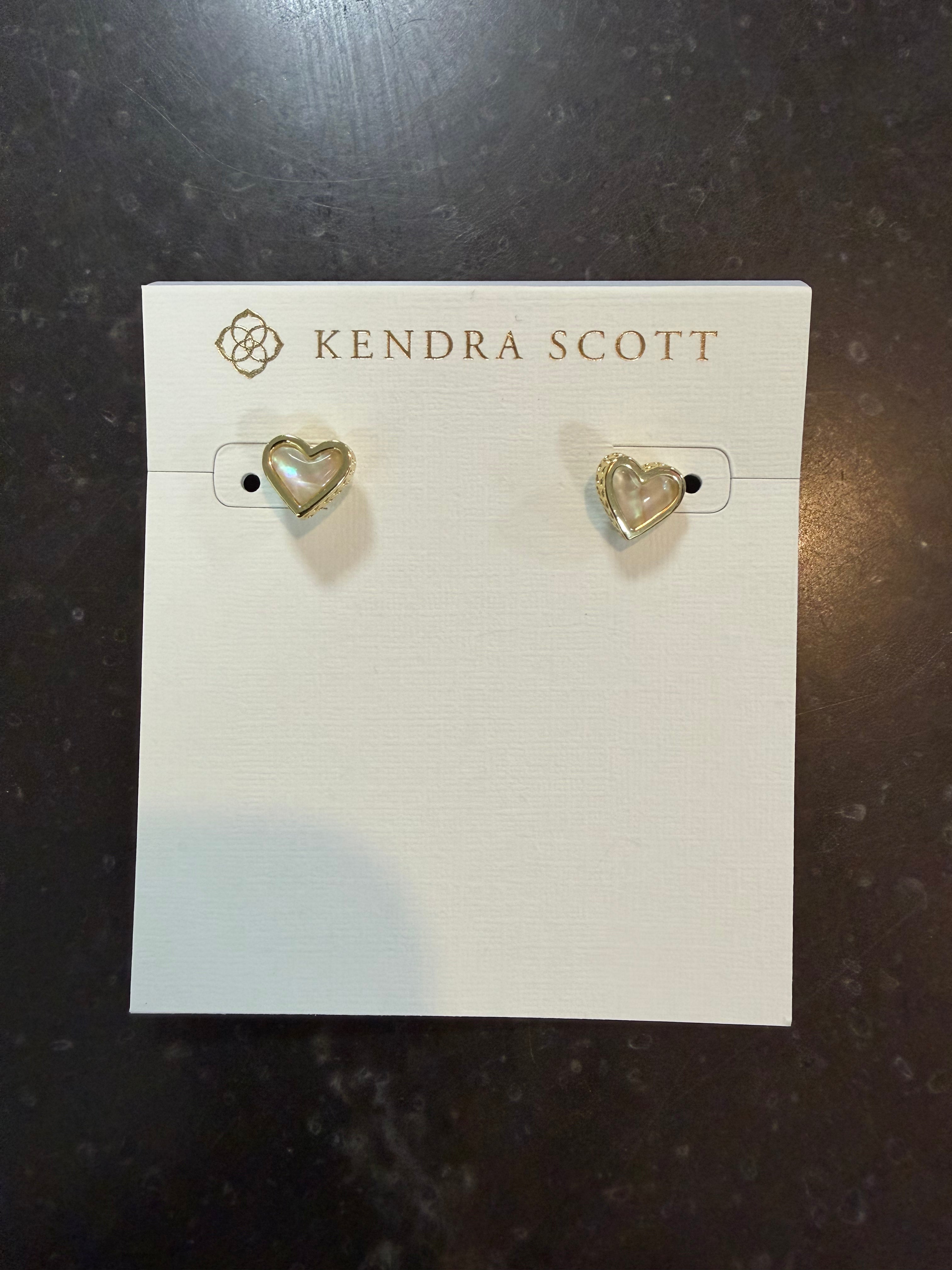 KENDRA SCOTT: FRAMED ARI HEART STUD EARRING