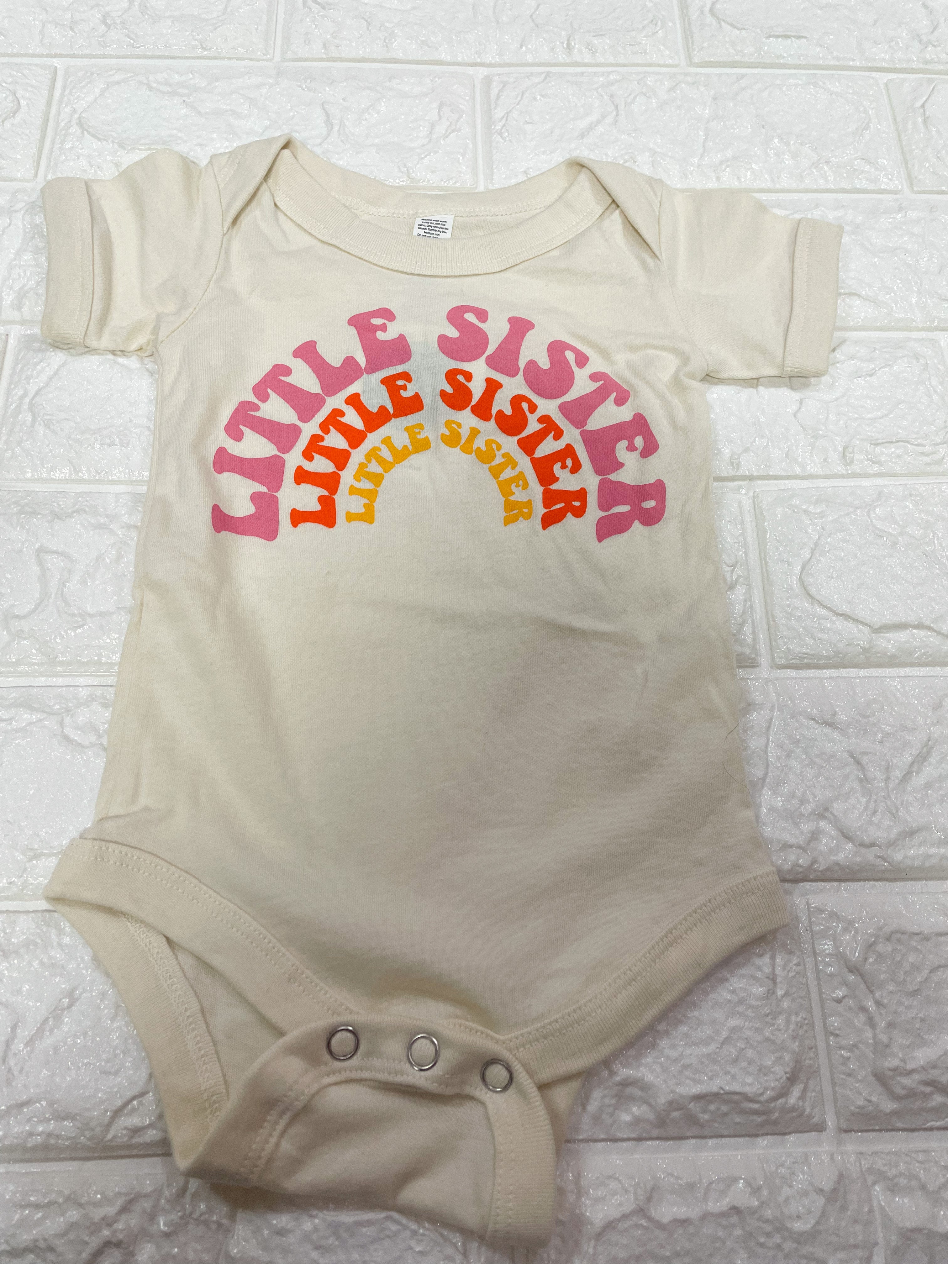 LITTLE SISTER ONESIE/TEE